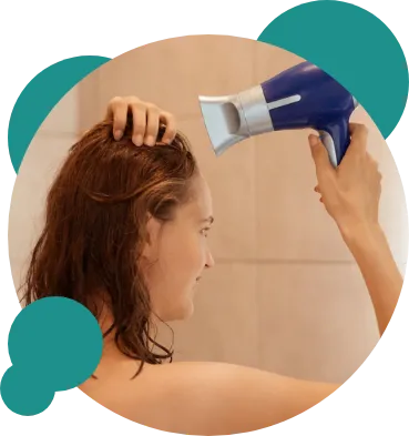 ドライヤーをしている女性