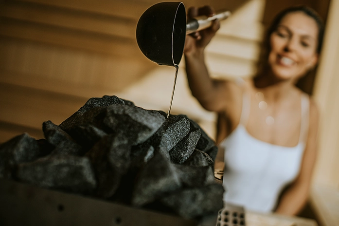 サウナを楽しむ人